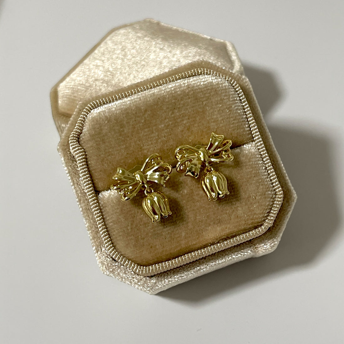 Lily Ribbon Mini-Ohrringe