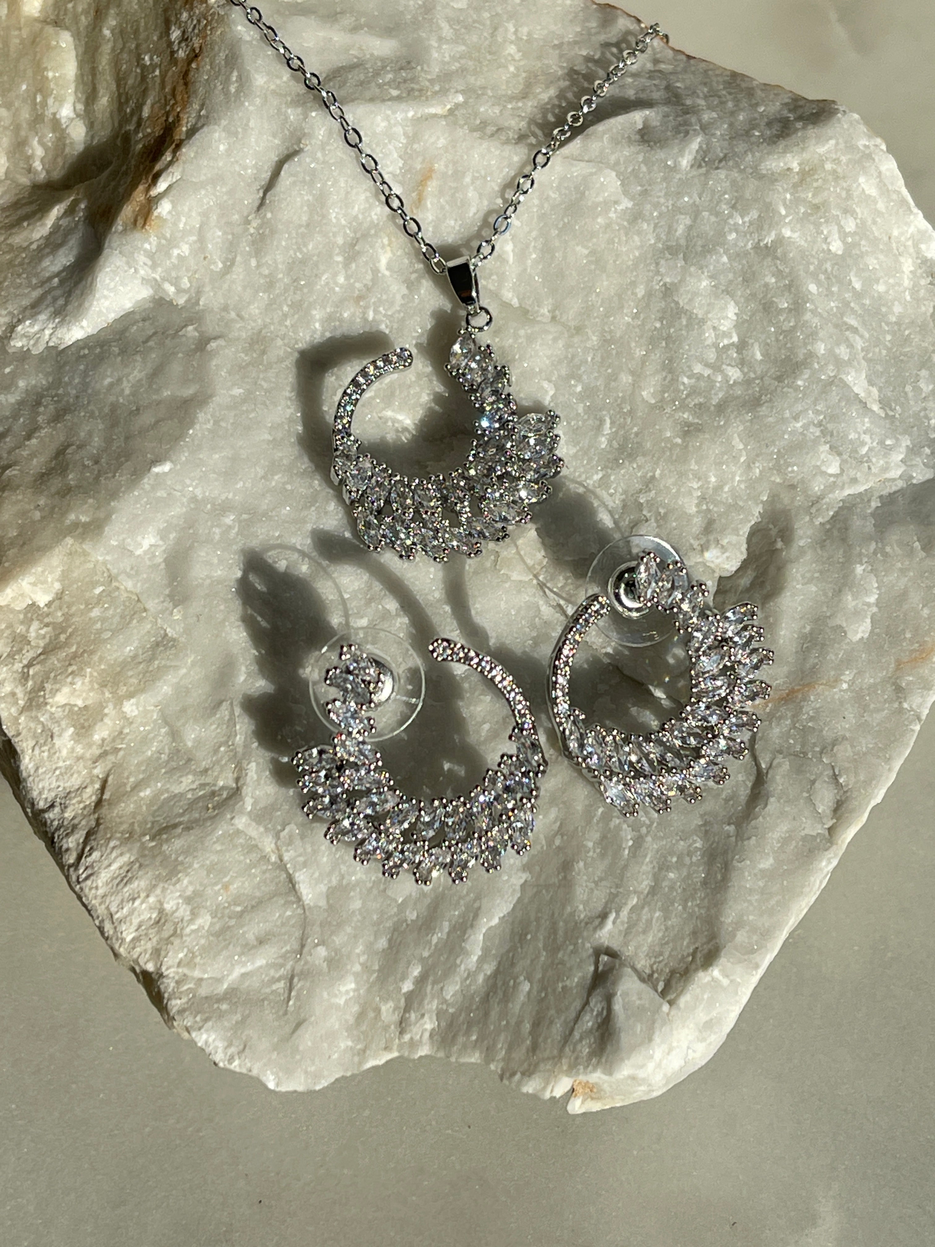 Collier et boucles d'oreilles Sisy sertis de pierres de zircone