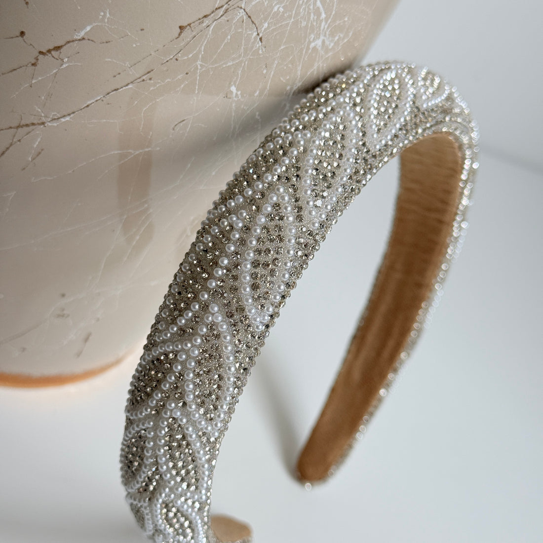 Pearl Radiance Handmade Haarreif