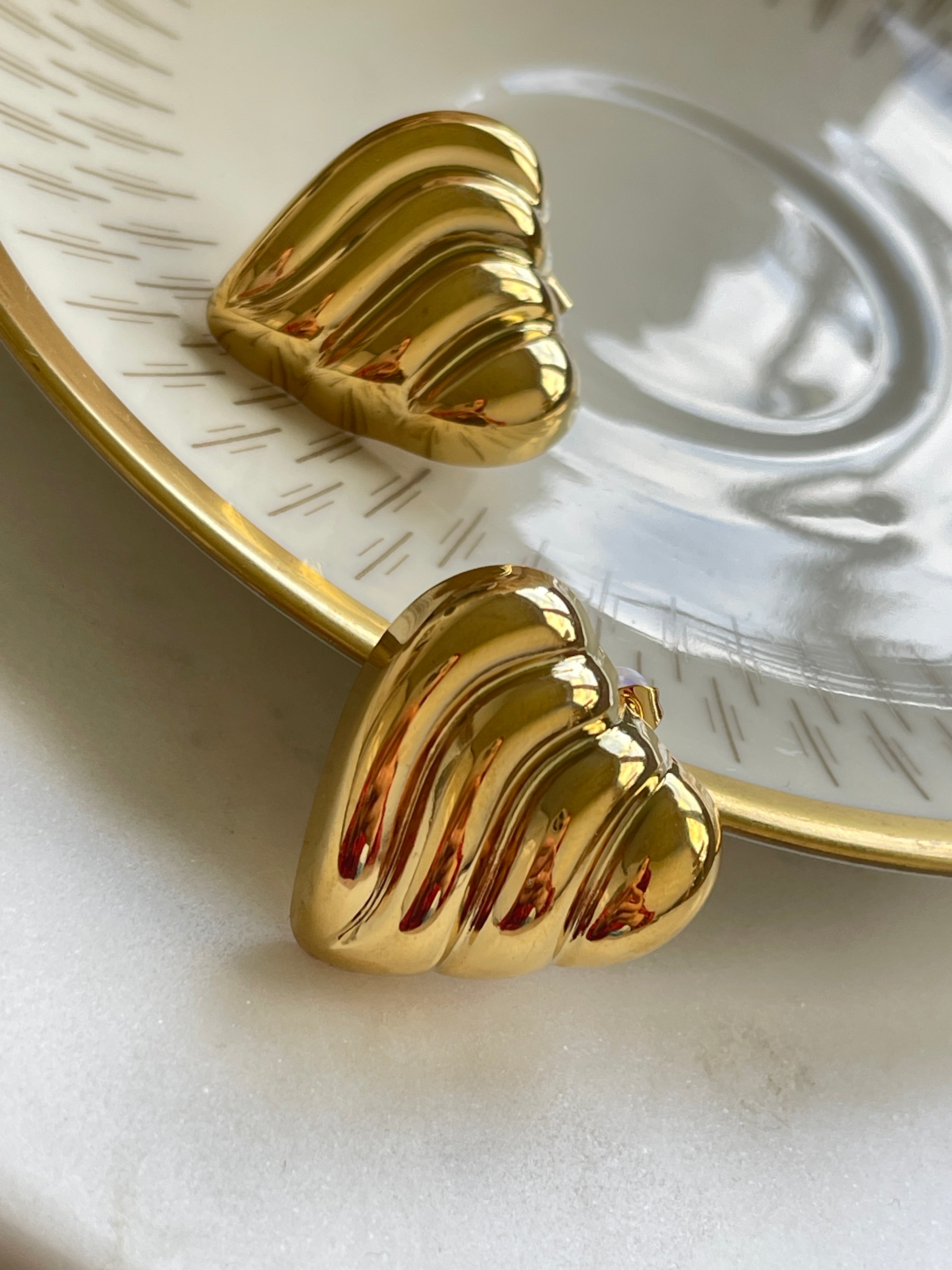 Goldene Herzklang-Ohrringe