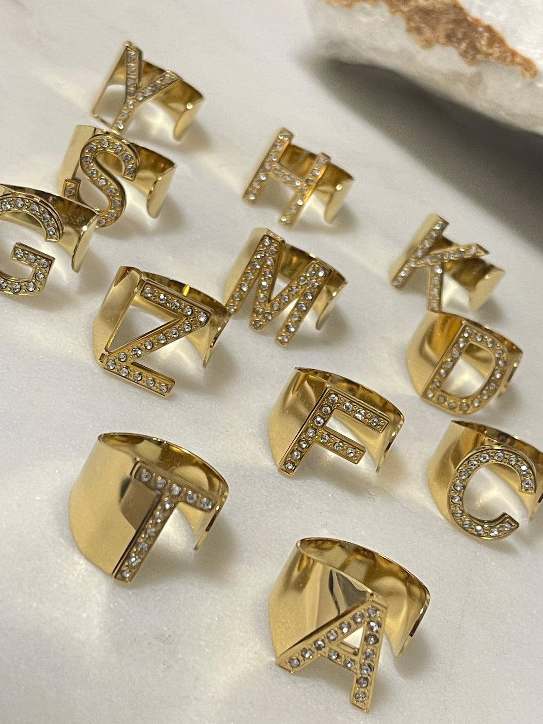 Buchstaben Ring mit Zirkonia