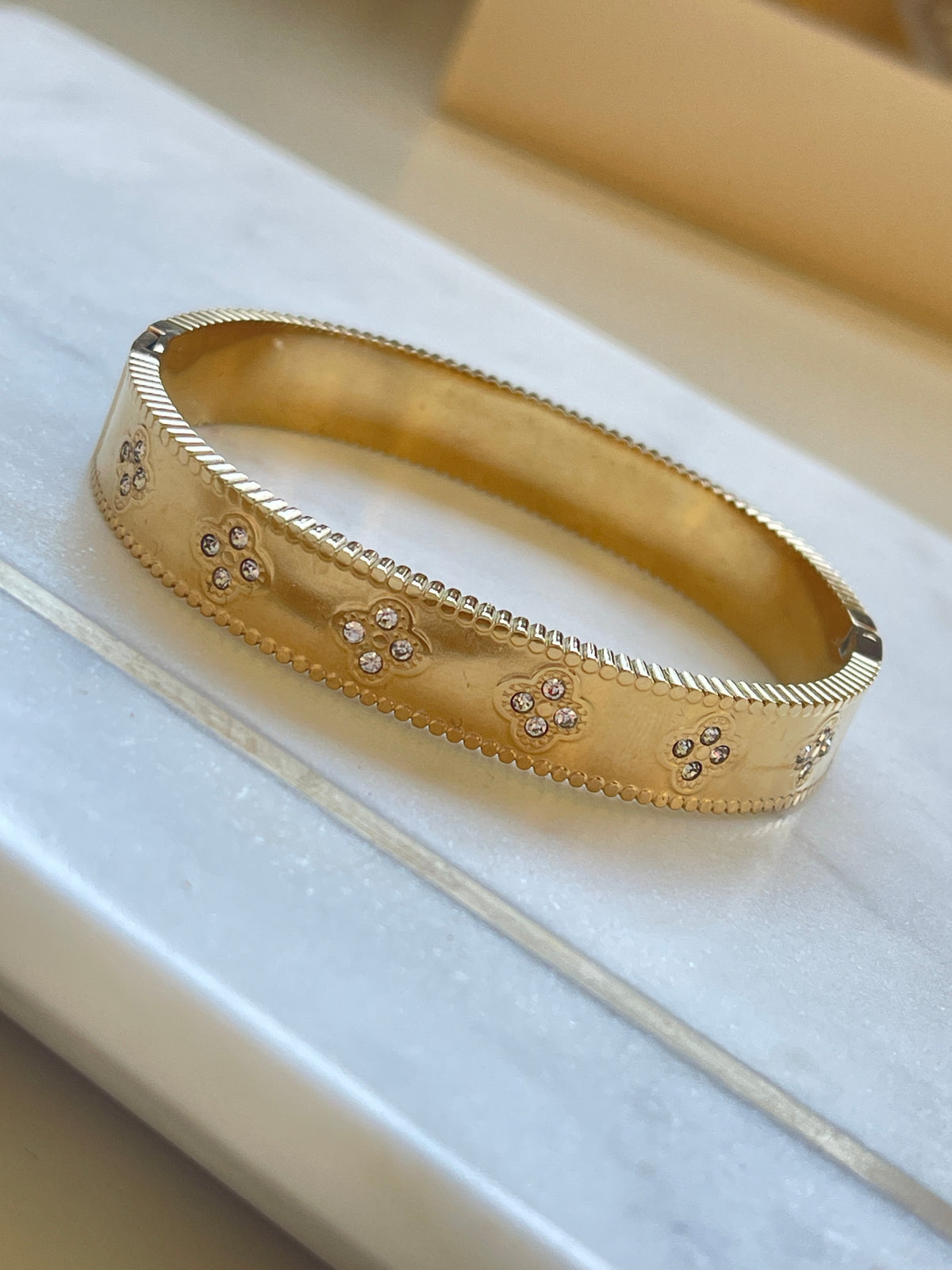 Eleganter Armreif mit Blütenmuster