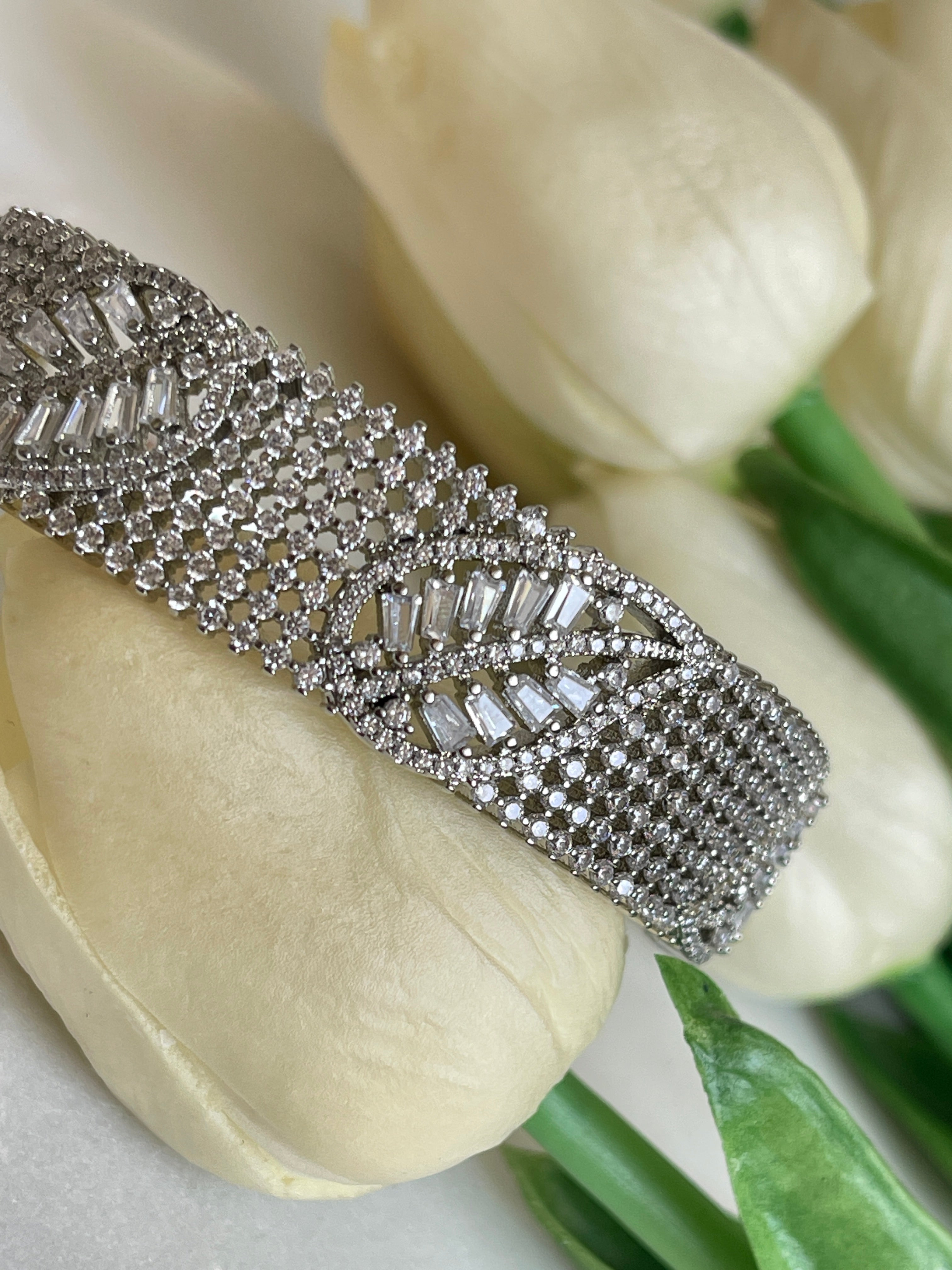 Yaprak Armreif mit Zirkoniasteinen