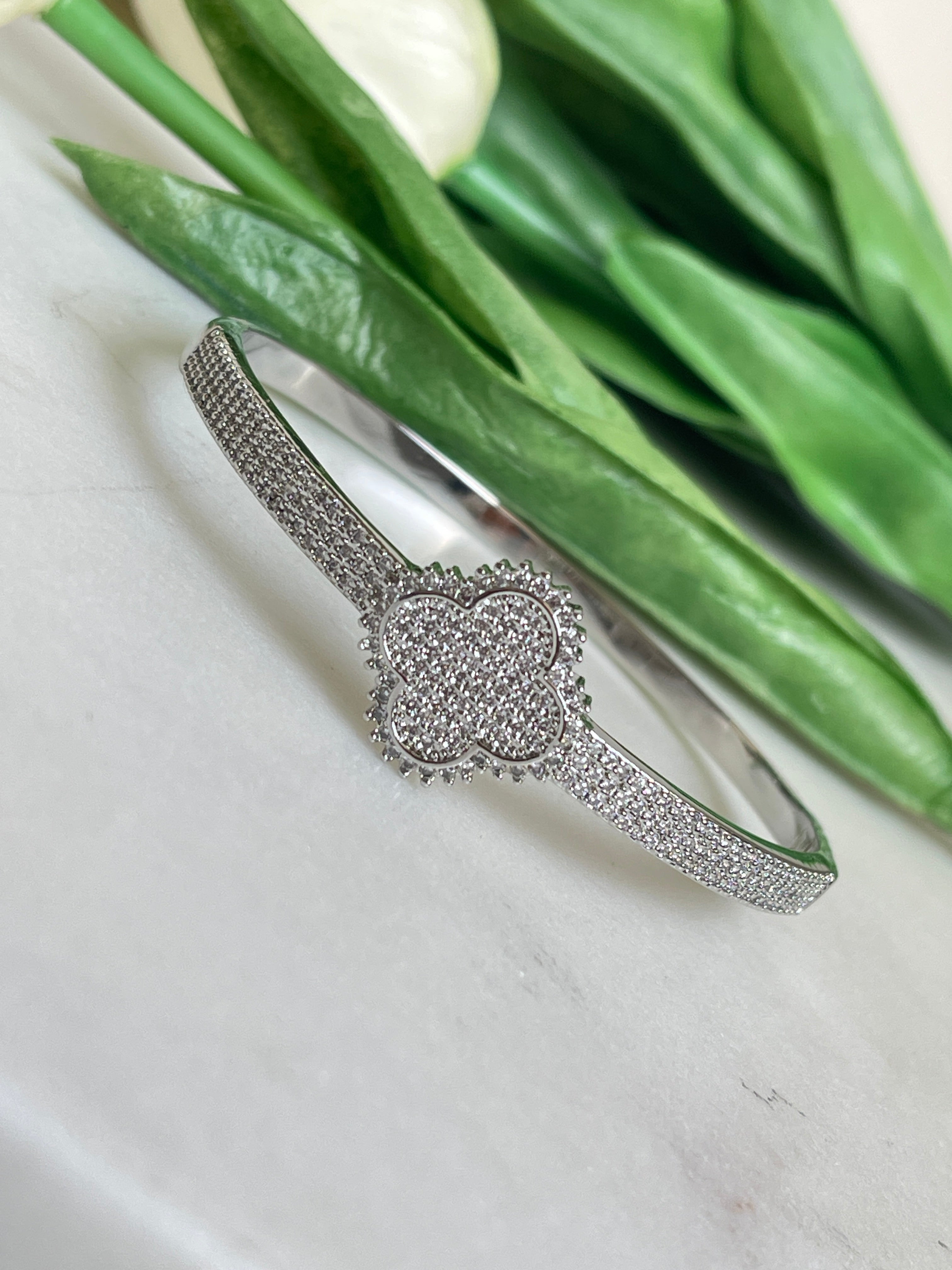 Kleeblatt Armreif mit Zirkoniasteinen