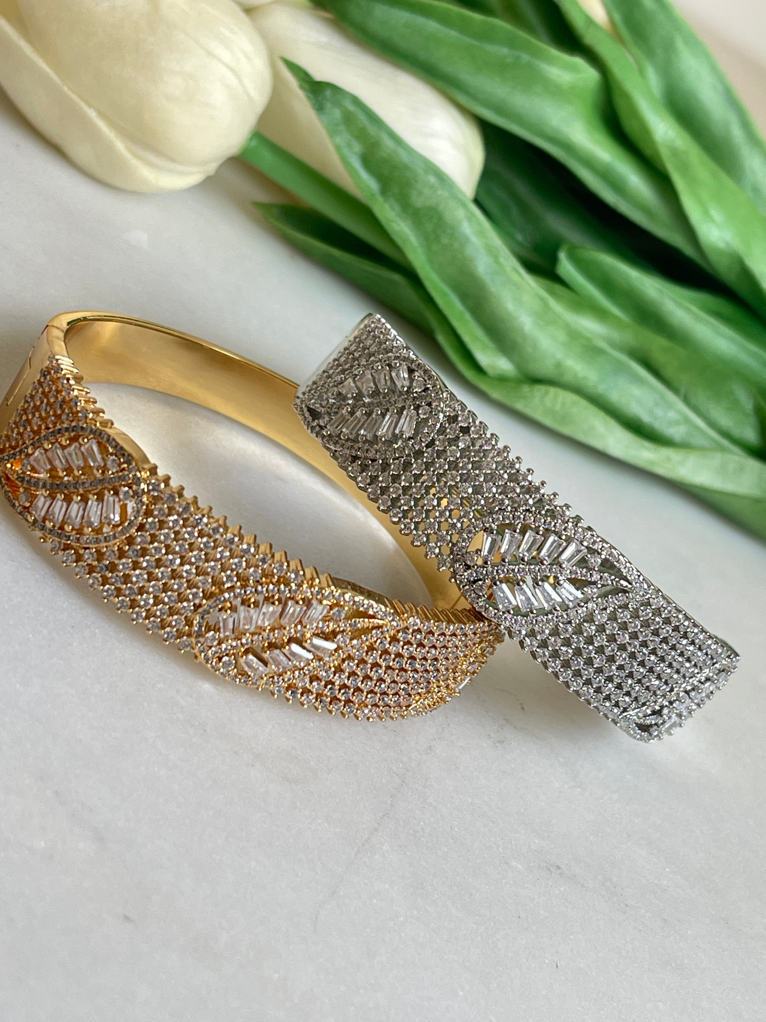 Yaprak Armreif mit Zirkoniasteinen