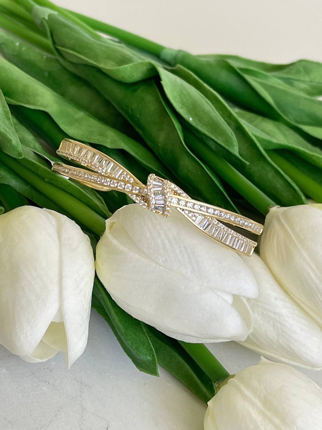 Crossed bangle with zirconia stones