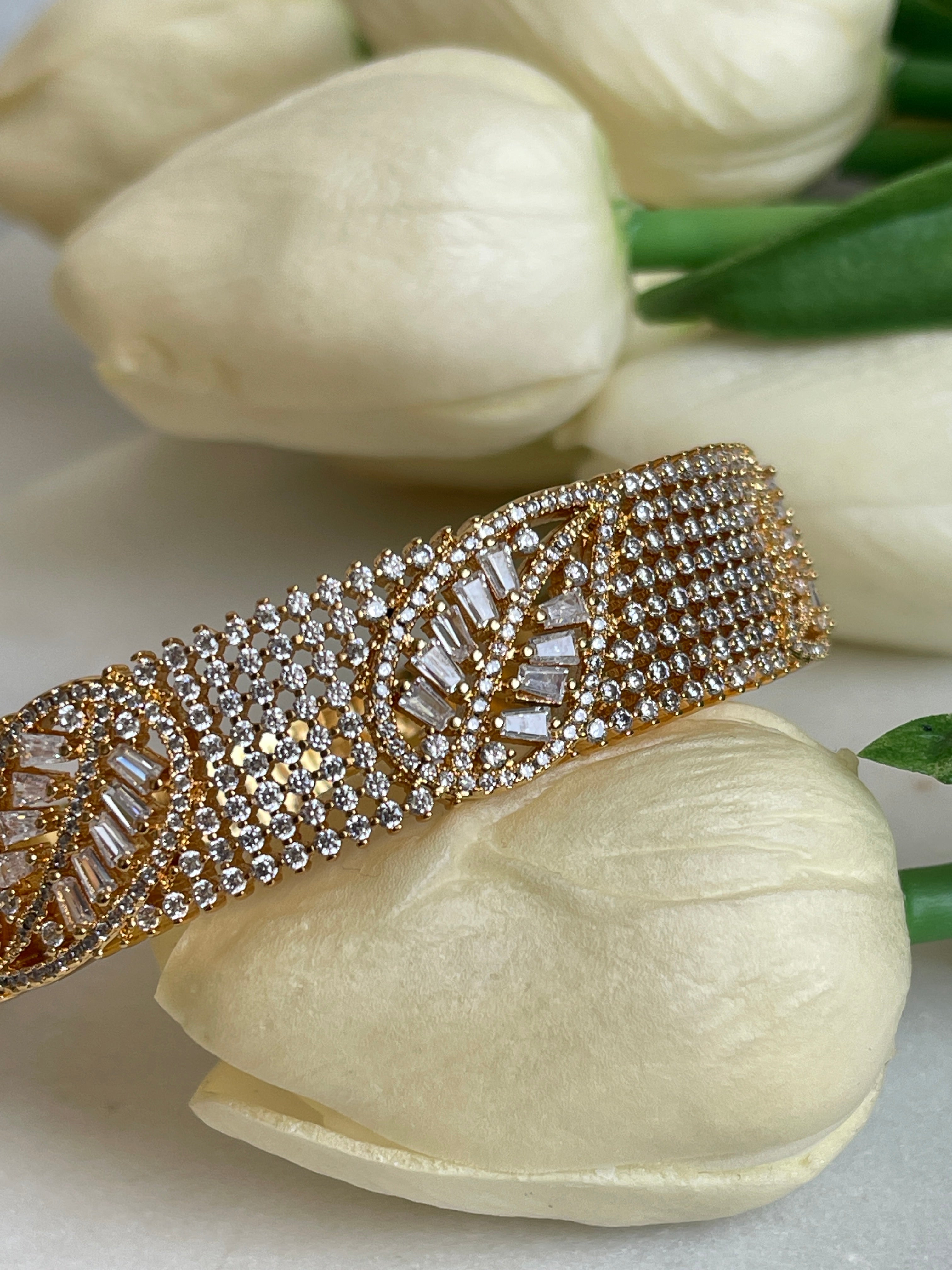 Yaprak Armreif mit Zirkoniasteinen