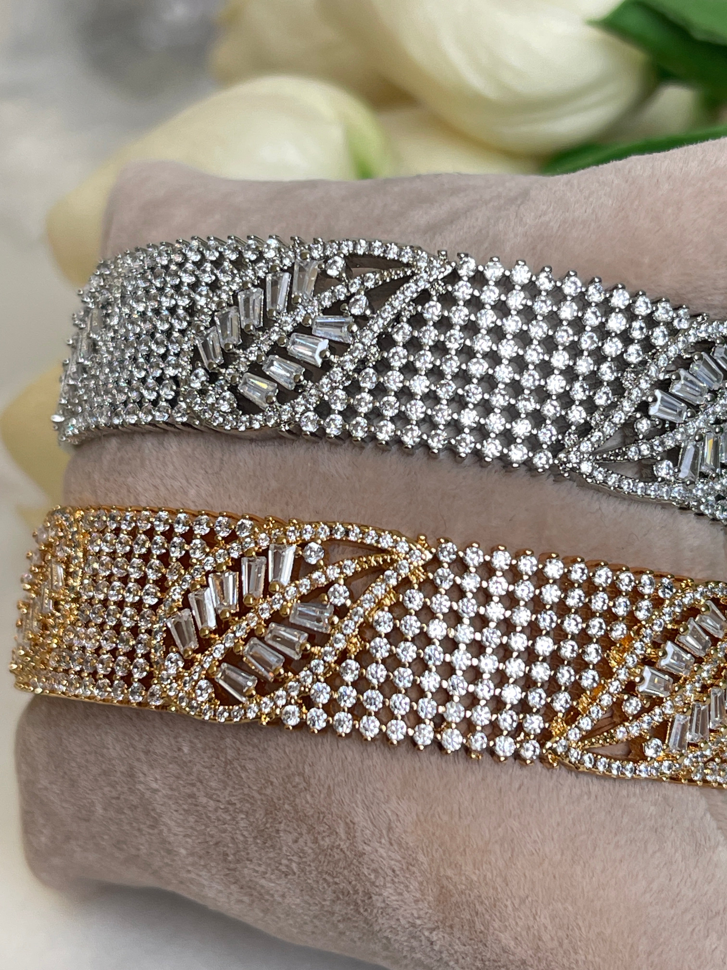 Yaprak Armreif mit Zirkoniasteinen