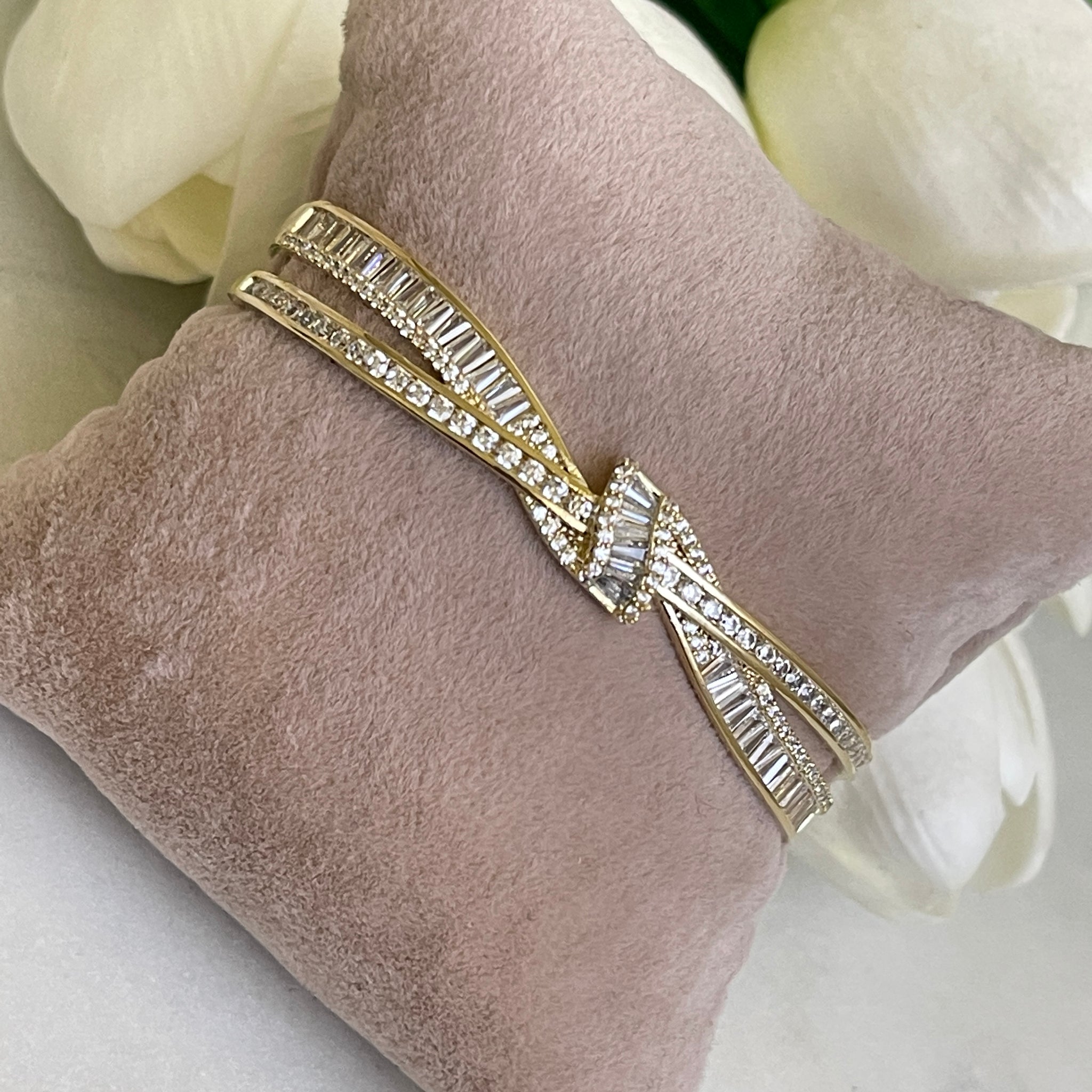 Crossed bangle with zirconia stones