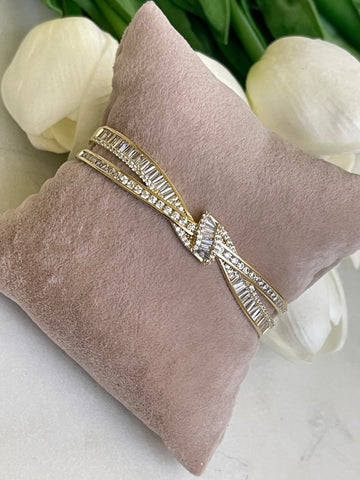 Crossed bangle with zirconia stones