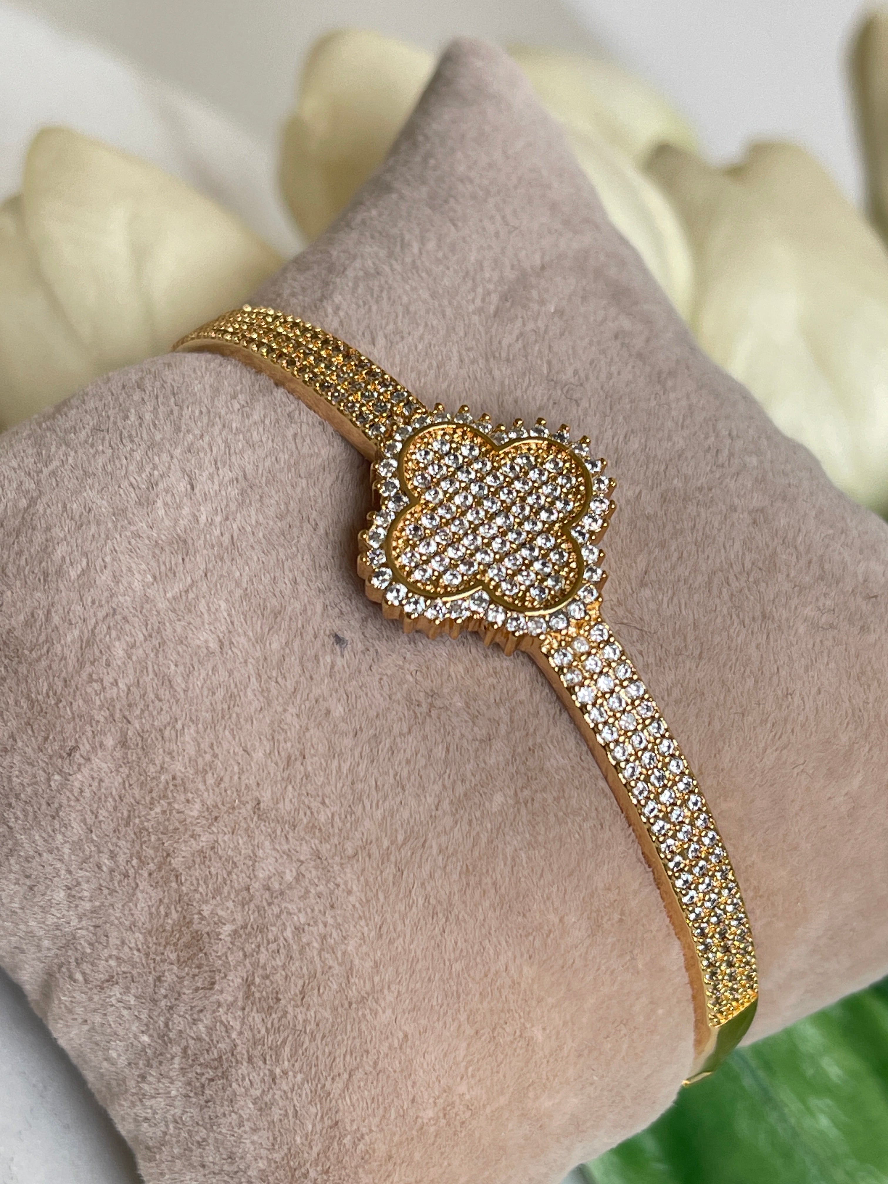 Kleeblatt Armreif mit Zirkoniasteinen