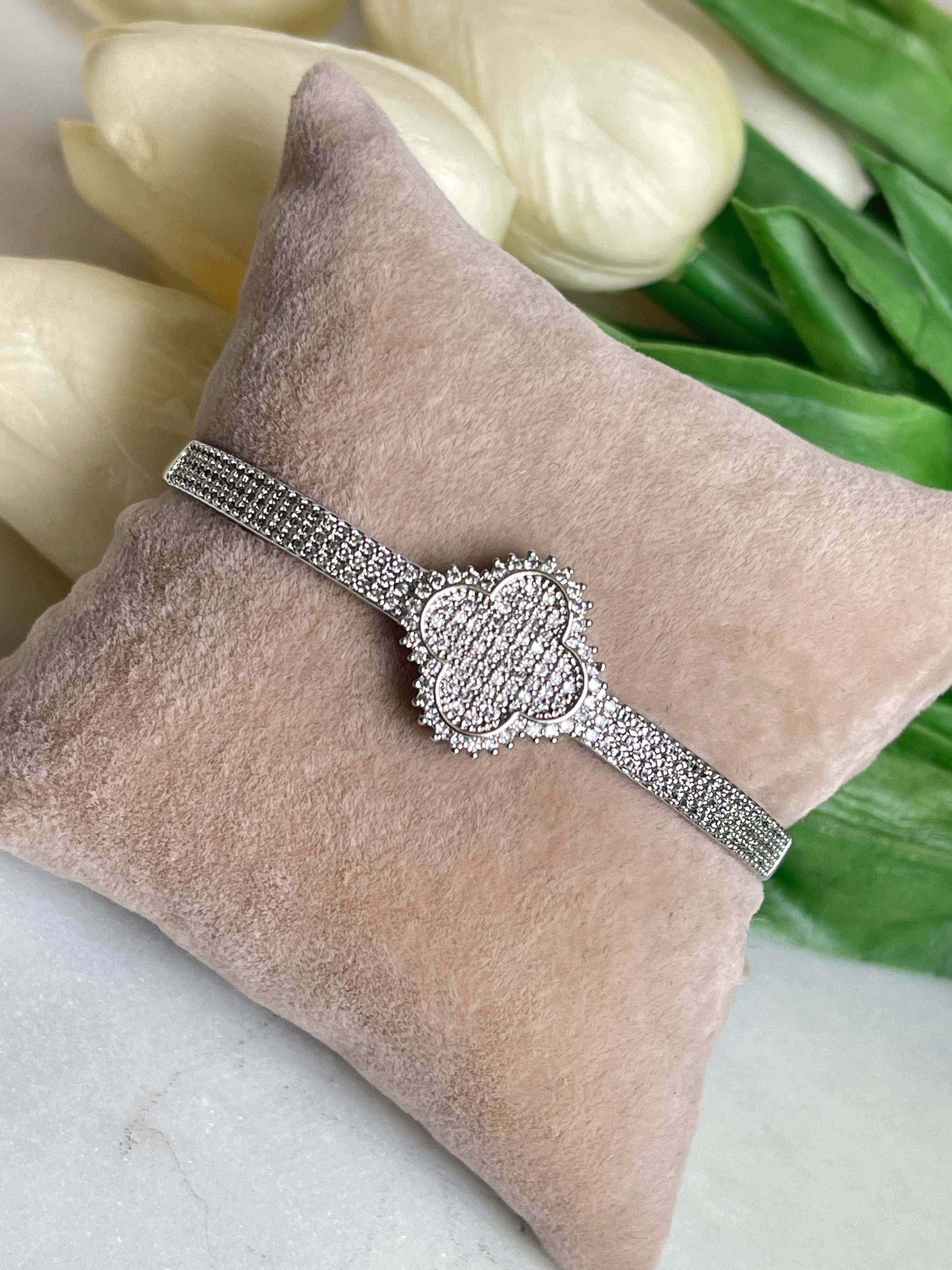 Kleeblatt Armreif mit Zirkoniasteinen