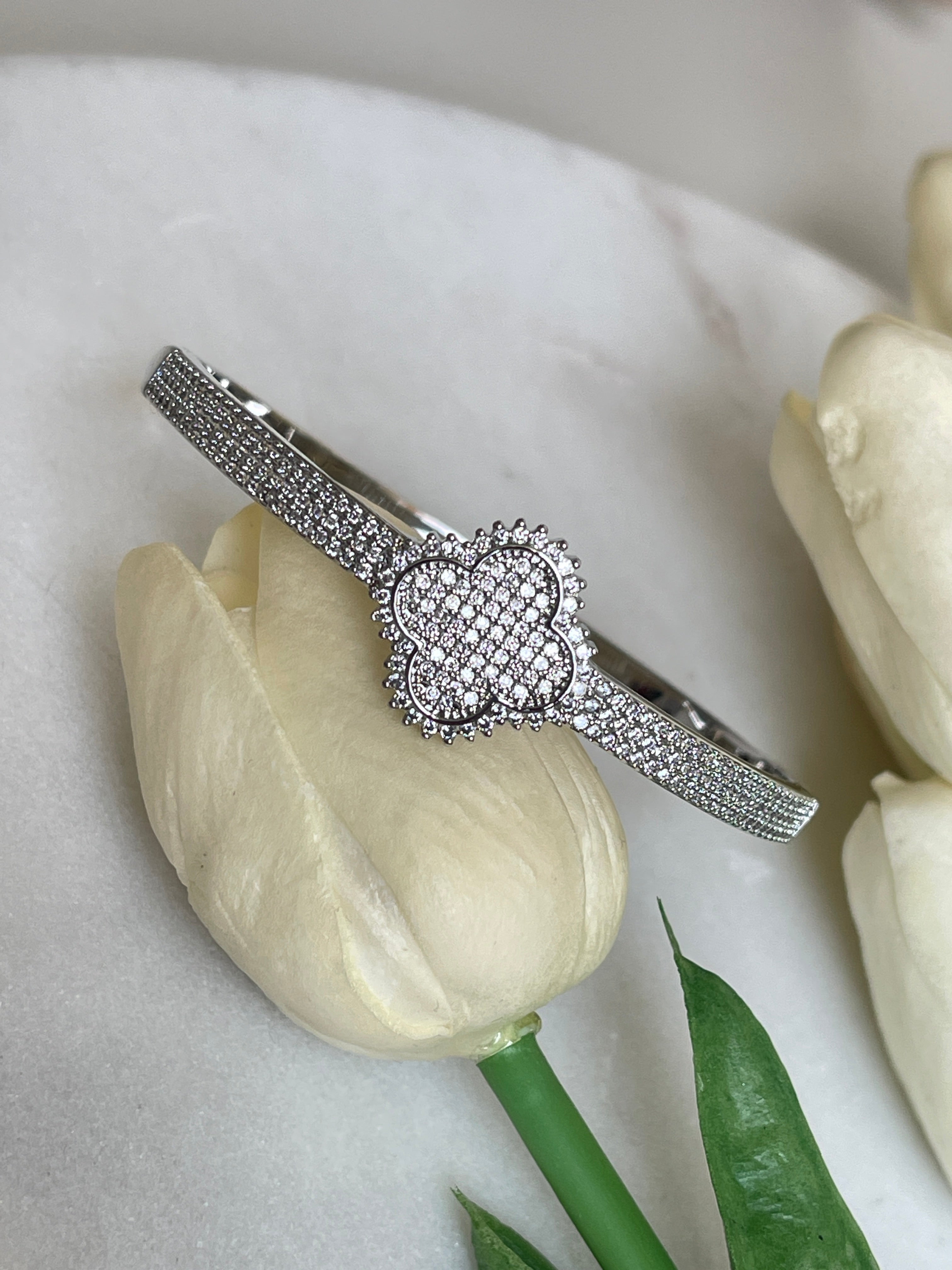 Kleeblatt Armreif mit Zirkoniasteinen