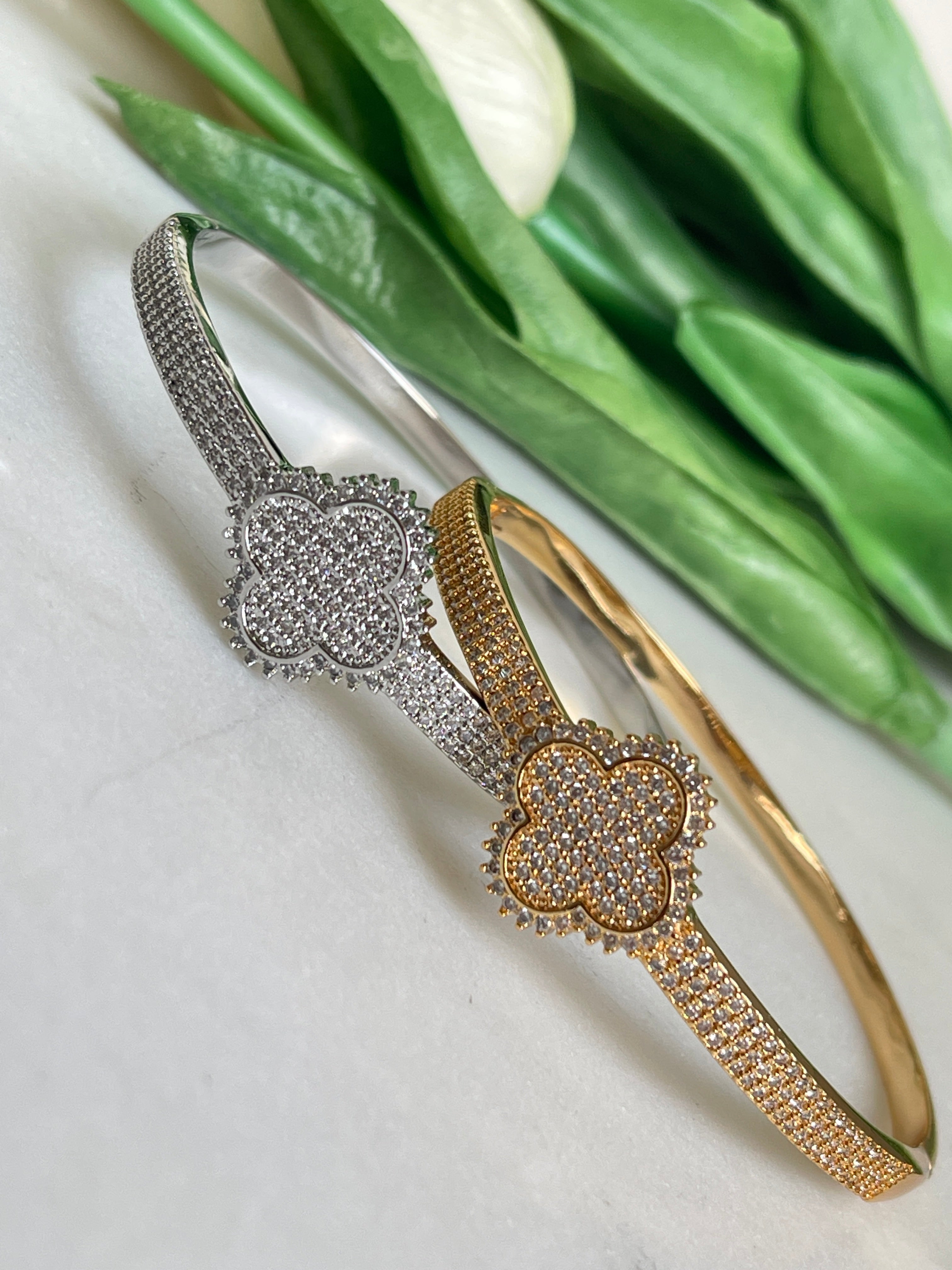 Kleeblatt Armreif mit Zirkoniasteinen