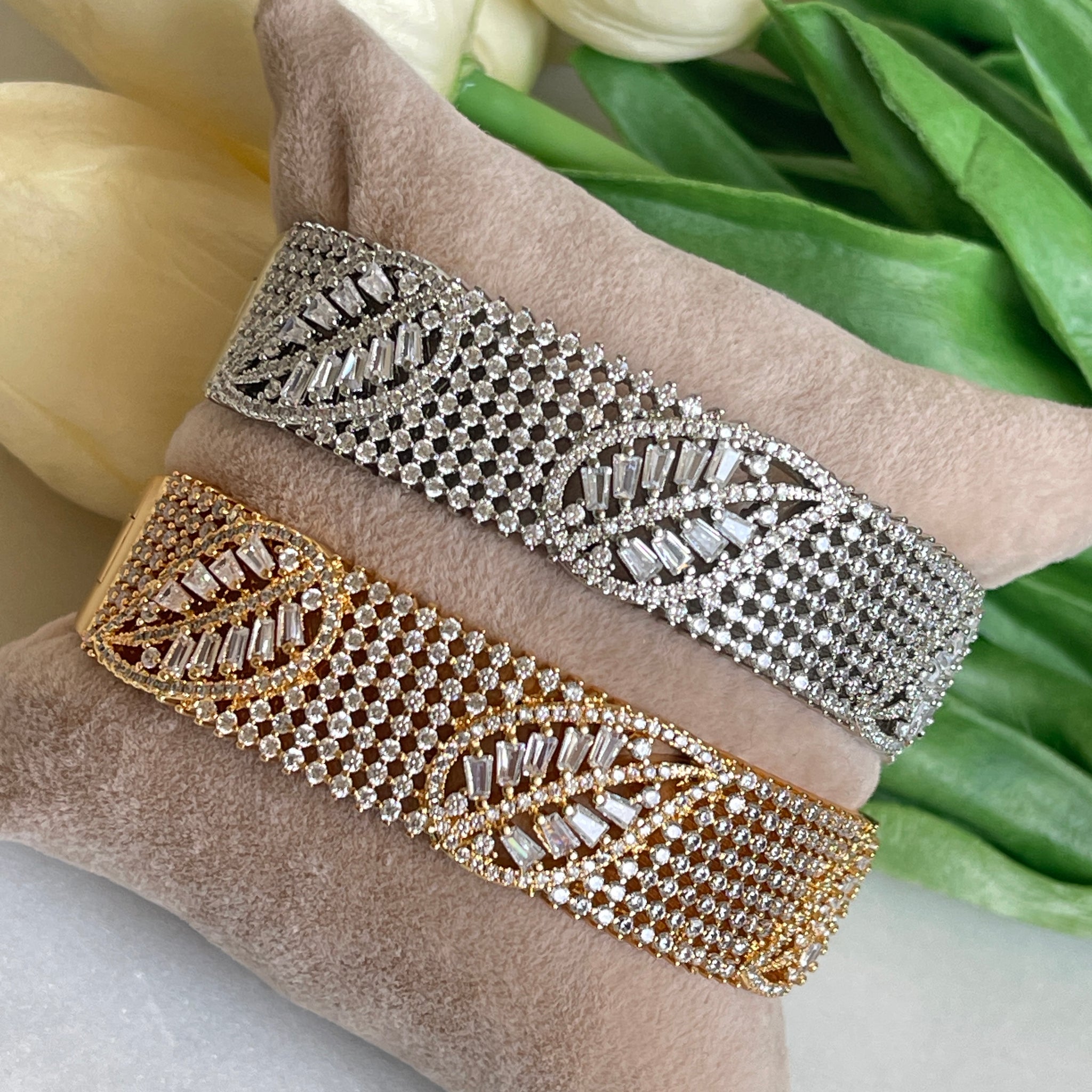 Yaprak bangle with zirconia stones