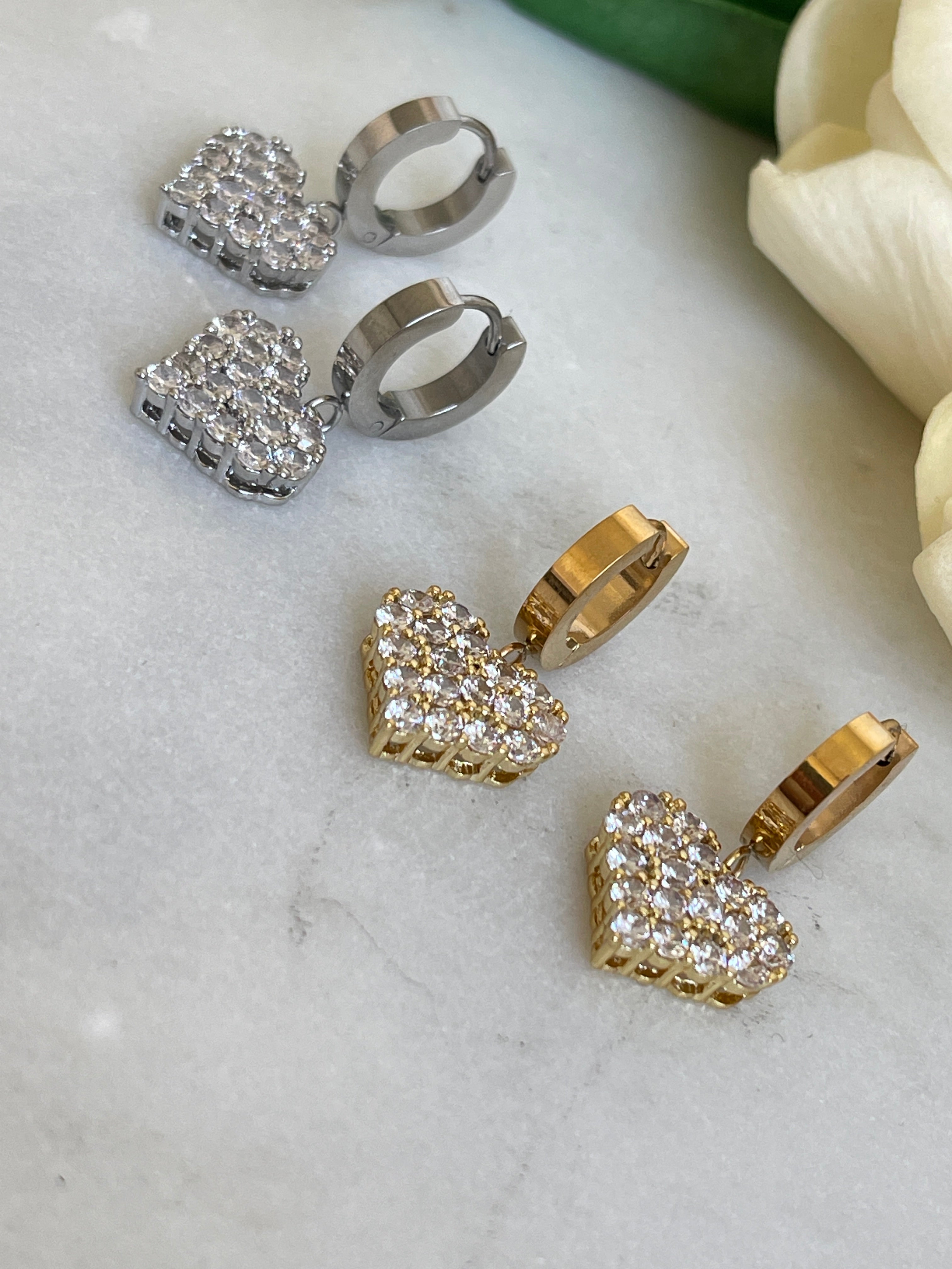 Mini Herz Ohrringe mit Strass Steinen