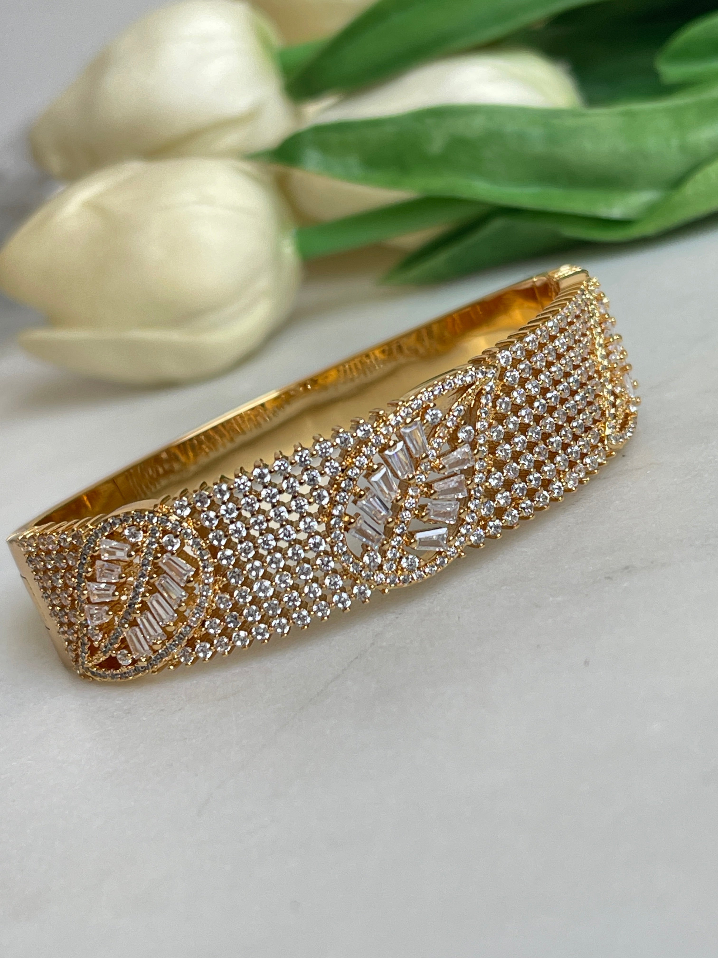 Yaprak Armreif mit Zirkoniasteinen