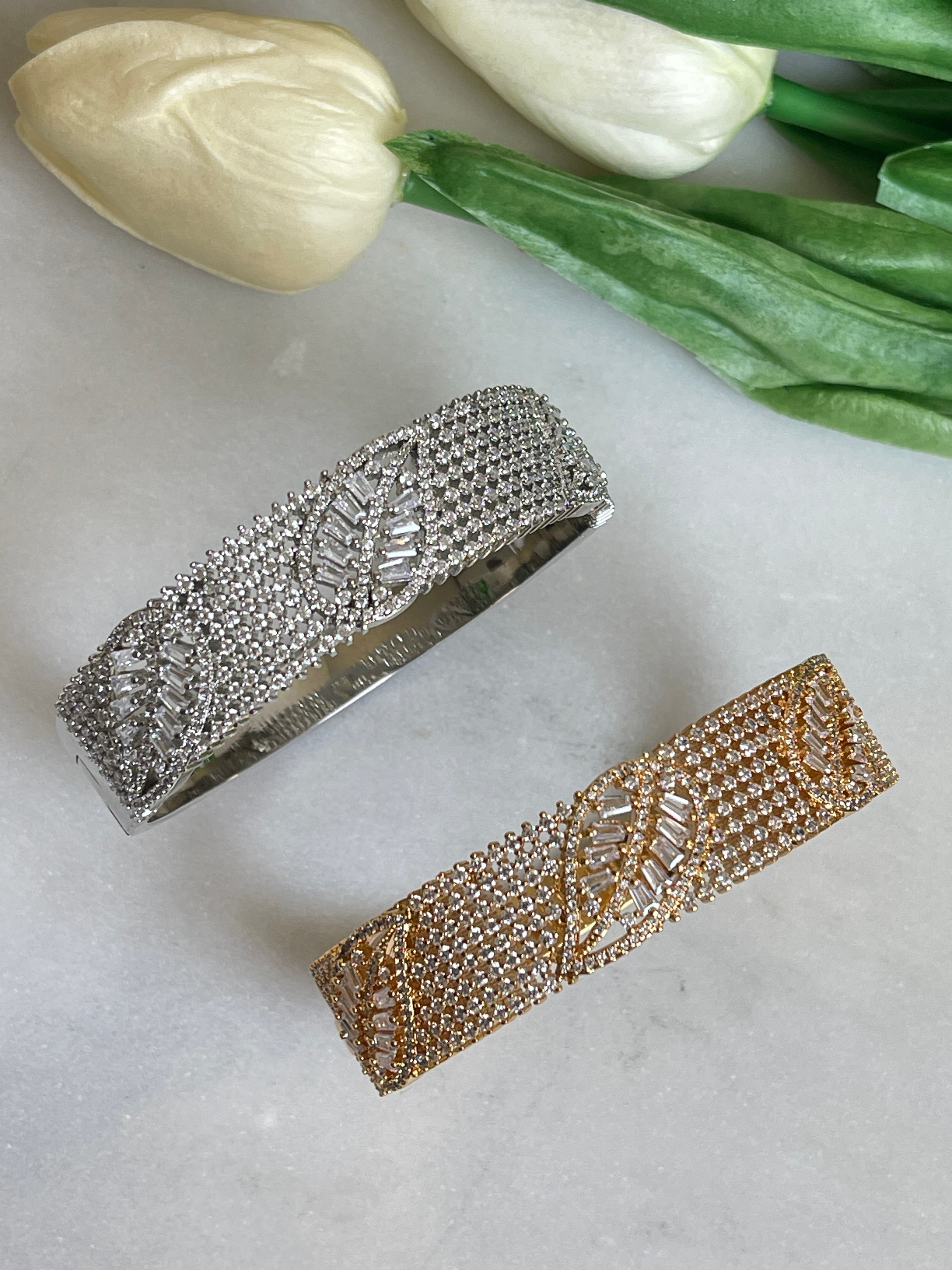 Yaprak Armreif mit Zirkoniasteinen