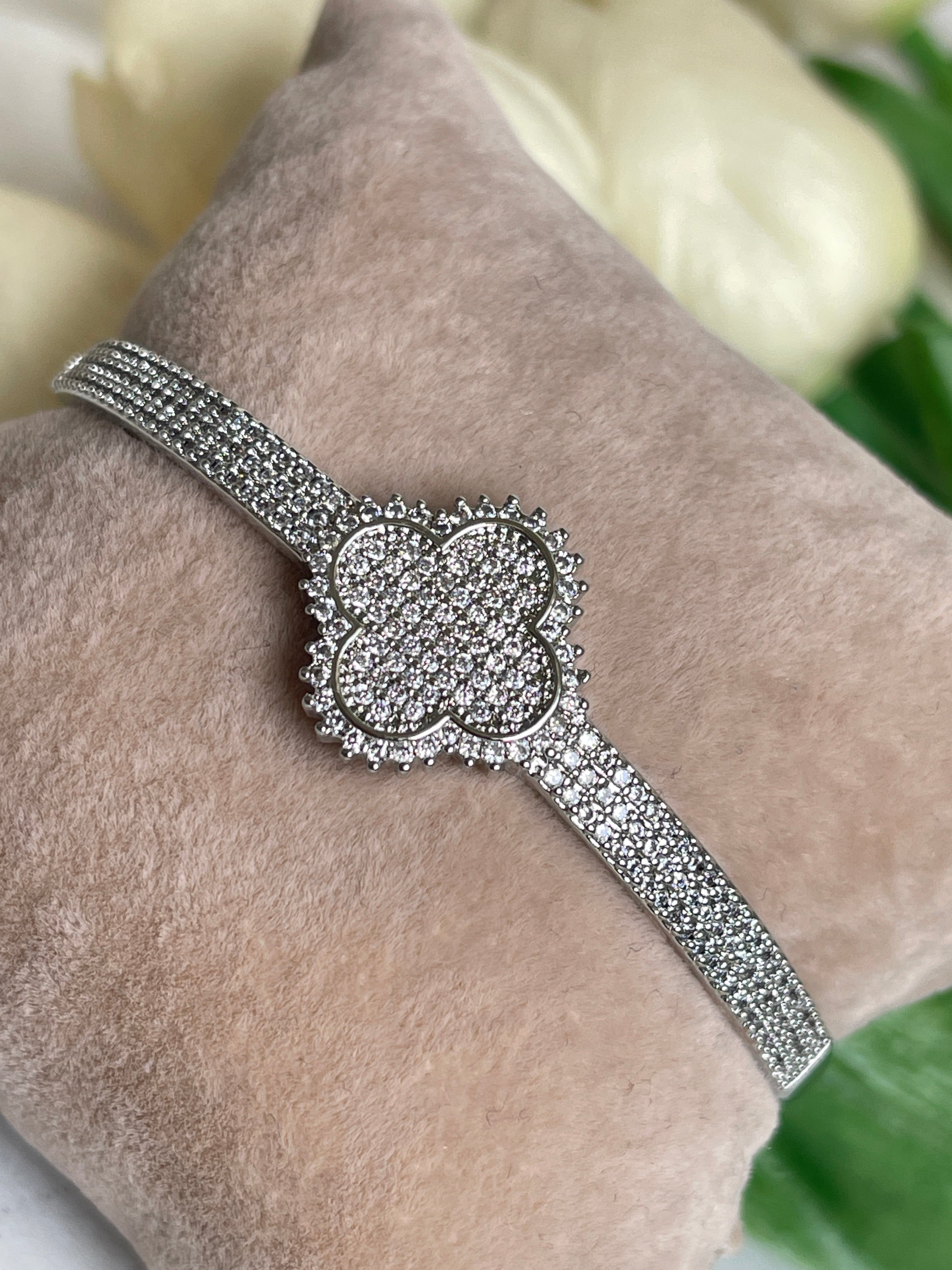 Kleeblatt Armreif mit Zirkoniasteinen