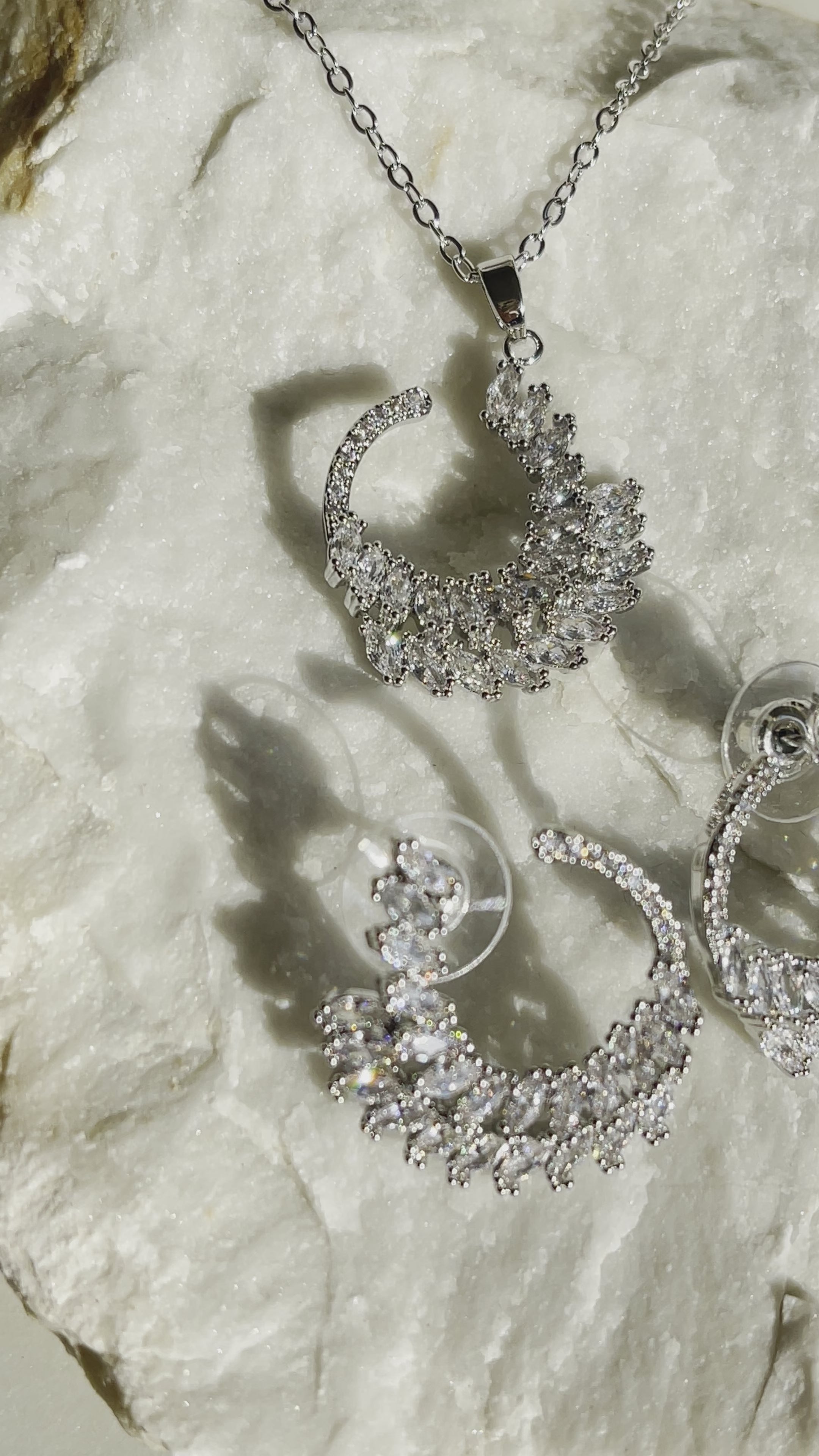Collier et boucles d'oreilles Sisy sertis de pierres de zircone